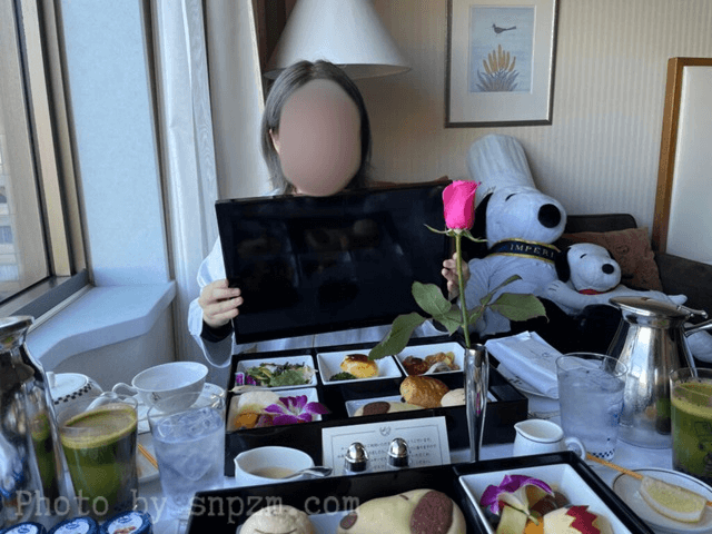 スヌーピーの重箱を開けている。スヌーピーのパンや色とりどりの野菜などが見えた。