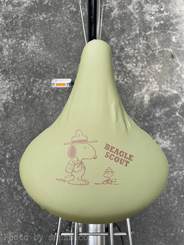 スヌーピーのサドルカバー「チャリCAP」の付け方②カバー装着(サドルにフィットするようにピッタリつけられたらOK)