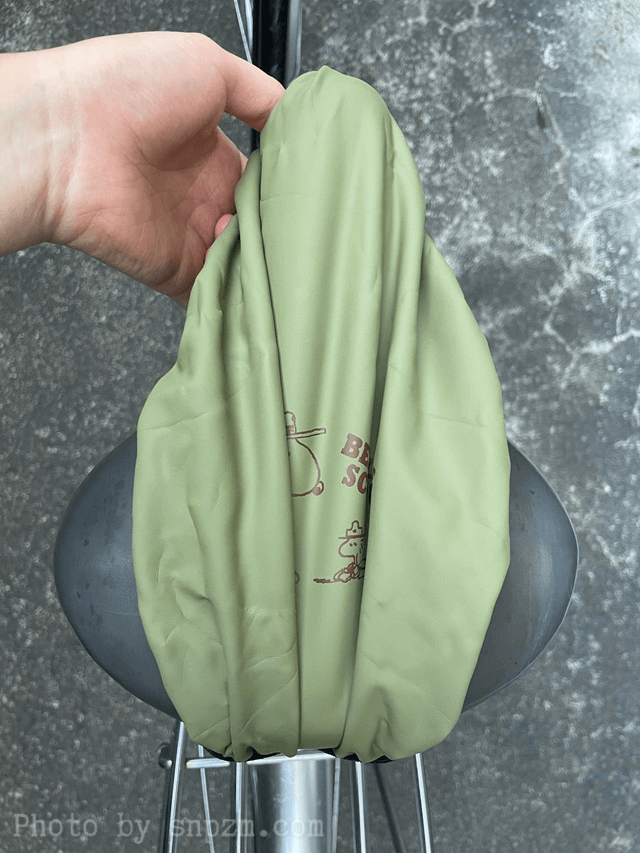 スヌーピーのサドルカバー「チャリCAP」の付け方②カバー装着(サドル先端からカバーをかけて、伸ばしながらつける)